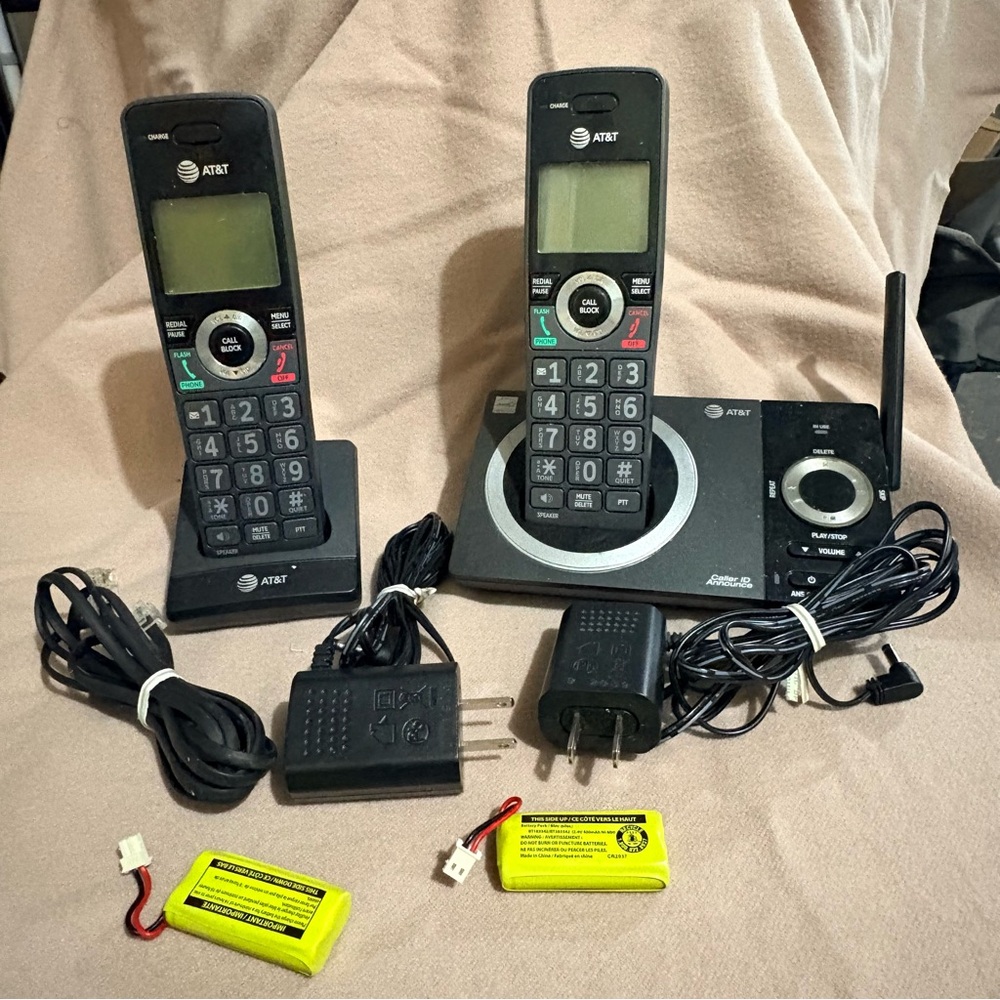 AT&T CL82319 : 2 - Handset Cordless  Answering  Machine Phone System